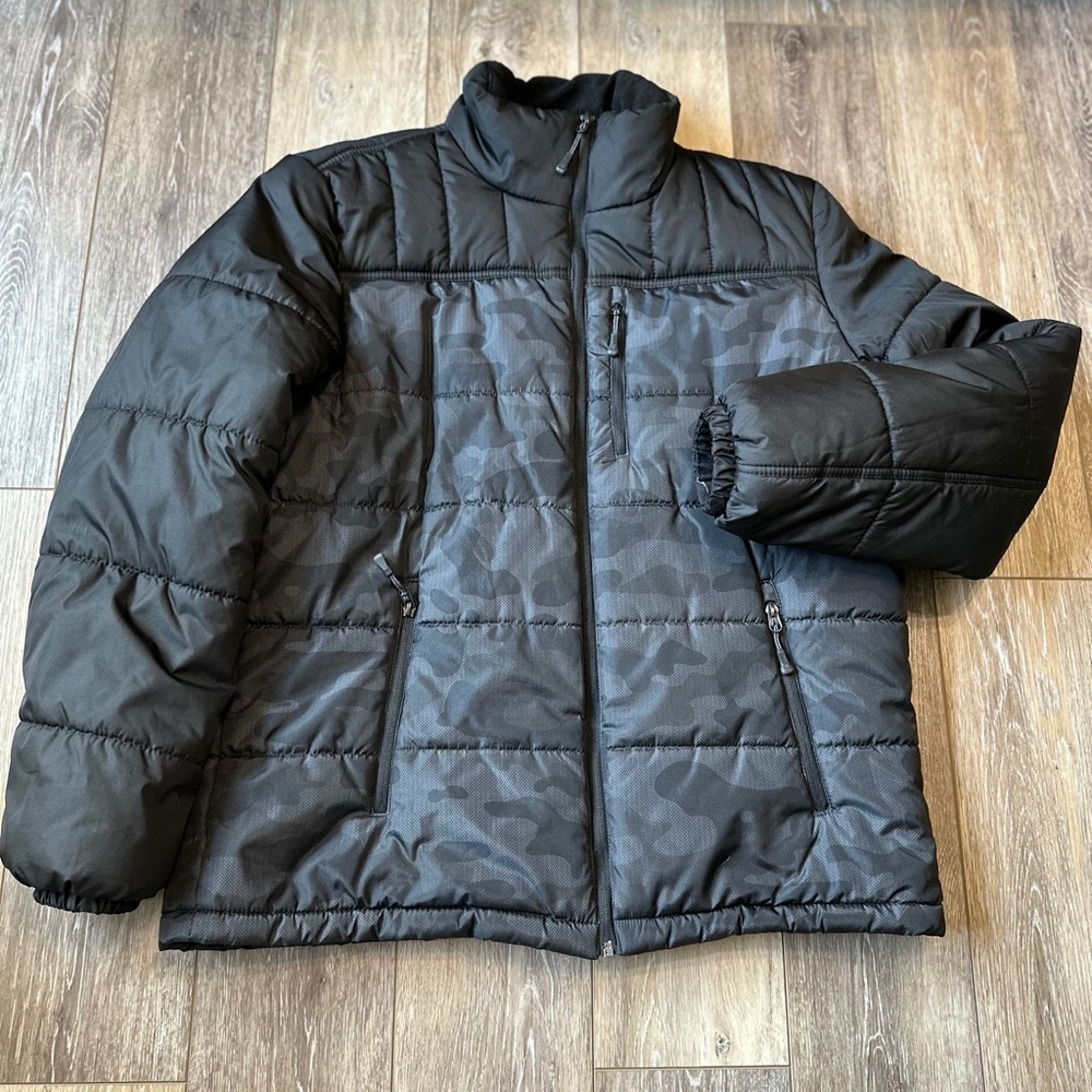 🖤 NWOT. Men gray/black camouflage puff jacket Size large excellent condition.